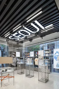 現代零售店內部採用金屬與玻璃材質，呈現俐落簡約的設計風格。