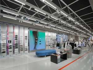 現代零售店內部展示鞋款並搭配LED燈光。
