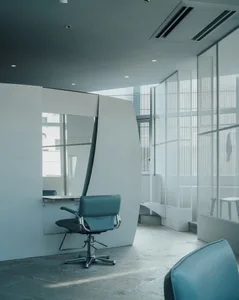 現代辦公室採用簡約設計，呈現白色空間搭配金屬與玻璃材質。