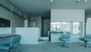 現代極簡美髮沙龍，採用混凝土材質與俐落設計。