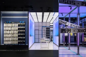 現代零售空間以玻璃與金屬打造店面，展示各式商品。