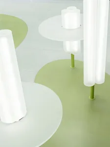 現代室內設計，展示玻璃柱與玻璃桌。