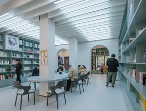 人們在現代圖書館書房內使用當代家具與拱門學習。