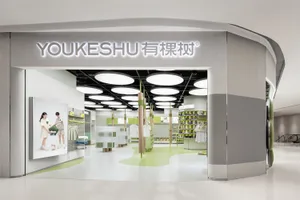 現代零售店面室內採用極簡設計，以白綠配色、綠色燈光及