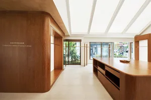現代零售店面室內採用木質材料與極簡設計。