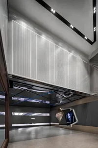 現代零售店面採用黑白配色，搭配穿孔金屬板立面。