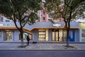 都會零售店面外觀，擁有大型玻璃窗與當代設計元素。