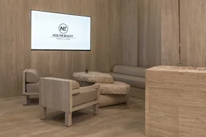現代簡約大廳，採用天然石材與大理石材質。