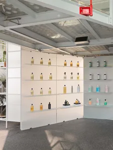 白色塗裝外牆與燈具照明的零售店面。