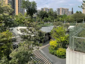 現代都市開發案，採用混凝土、玻璃與鋼材材質。