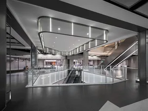 現代零售空間，混凝土牆面搭配金屬欄杆。