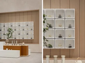 茶室室內採用木質牆板、玻璃層架，並陳列各種茶具。