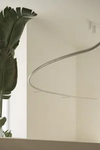 現代極簡客廳，搭配流線型金屬窗簾軌道。