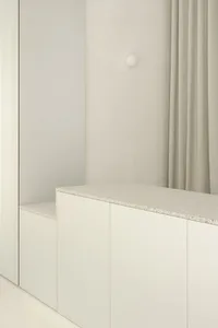 現代簡約室內，配有水磨石檯面與白色櫥櫃。