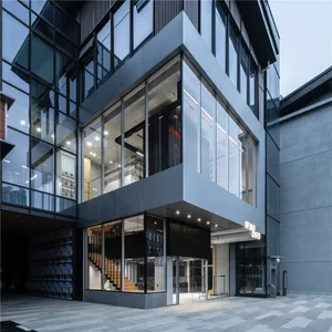 現代建築設計，公共圖書館空間採用玻璃、混凝土與金屬材質。