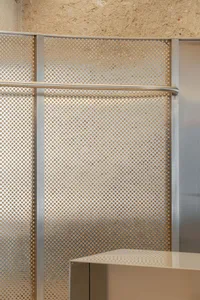 現代室內設計，展現金屬穿孔板搭配俐落工業美學。