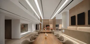 現代辦公空間，展示木質桌椅搭配皮革坐墊，並以拋光漆面收尾。