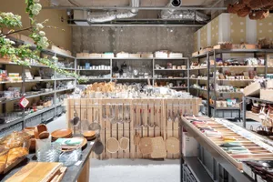 現代零售店面採用極簡設計，搭配木質層架與各式商品陳列。