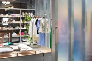 現代零售店面以玻璃展示櫃陳列服裝商品。