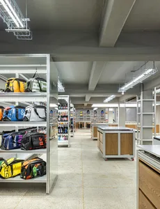 現代金屬框架零售運動服飾展示架