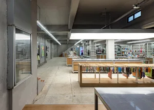 現代零售店室內空間，採用混凝土、玻璃與金屬材質。