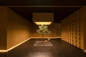 極簡室內空間，採用拋光混凝土瓷磚與現代設計元素。