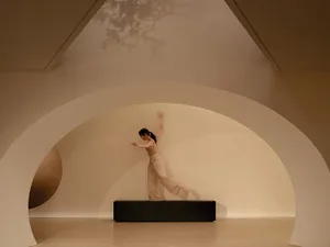 極簡風格的舞蹈表演在木質平台上進行。
