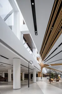 現代建築室內空間，採用白色建築元素與當代設計細節。