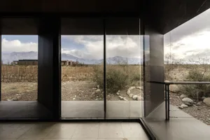 現代室內設計，玻璃牆面眺望沙漠景觀。