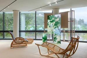 A modern relaxation space featuring natural fiber furniture