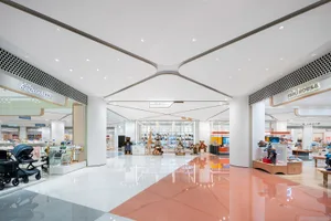 現代零售空間，採用混凝土、玻璃與木質材料，展示嬰兒用品。