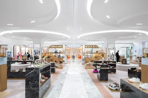 現代零售店內鋪設白色大理石地板，並搭配俐落黑色展示櫃。