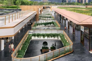 現代購物中心，混凝土地板、綠意植栽與俐落設計。