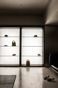 現代零售店內部，玻璃層架展示時尚鞋款與配件。