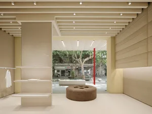 零售店台面采用织物和混凝土材质，室内设计元素展示在零售店的台面上。