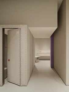 極簡室內空間，設有布質摺疊牆與白色地板。