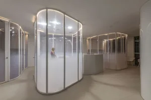 現代辦公空間，採用玻璃牆與隔間設計。