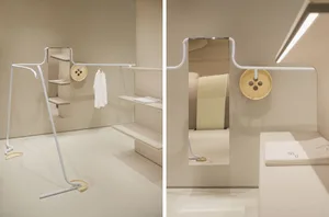 一間現代零售店展示著一組極簡設計的白色衣架，搭配金屬點綴。
