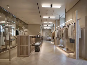 現代服裝零售店展示以混凝土、木材與玻璃材質打造的當代設計特色。