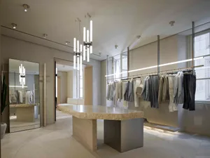 現代零售店面，採用大理石與玻璃材質。