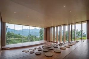 一座融合木質與玻璃元素的現代茶館，展現傳統建築設計。
