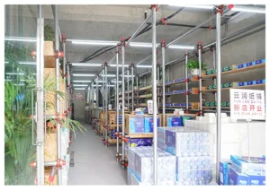 零售店內的紙巾儲存區，設有工業金屬架與木箱