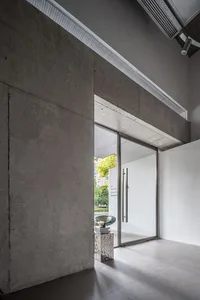 現代室內設計，展現極簡美學，搭配混凝土牆面與地板。