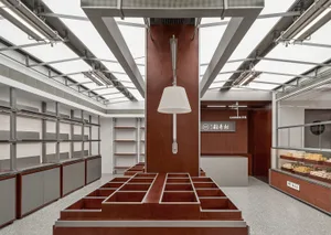 零售店面展示木質層架，中央設有木質結構並懸掛燈具。