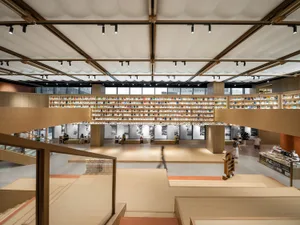 現代書店室內視圖，展示木質書架與寬敞開放的格局，並有自然光線。