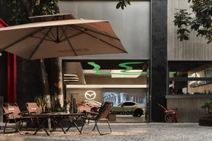 現代商業室外座位區，配有遮陽傘、餐桌與座椅。