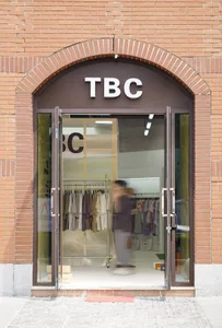 零售店面入口，採用磚塊、玻璃與金屬材質。