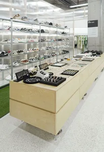 一間燈光充足、設計現代的珠寶店，木質櫃檯上陳列著各式珠寶商品。