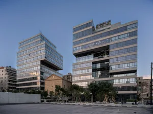 現代辦公大樓採用混凝土與玻璃外觀