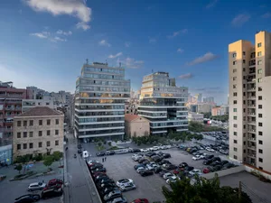 都市開發全景，展示現代混凝土與玻璃建築設計的融合，置於繁華都市之中